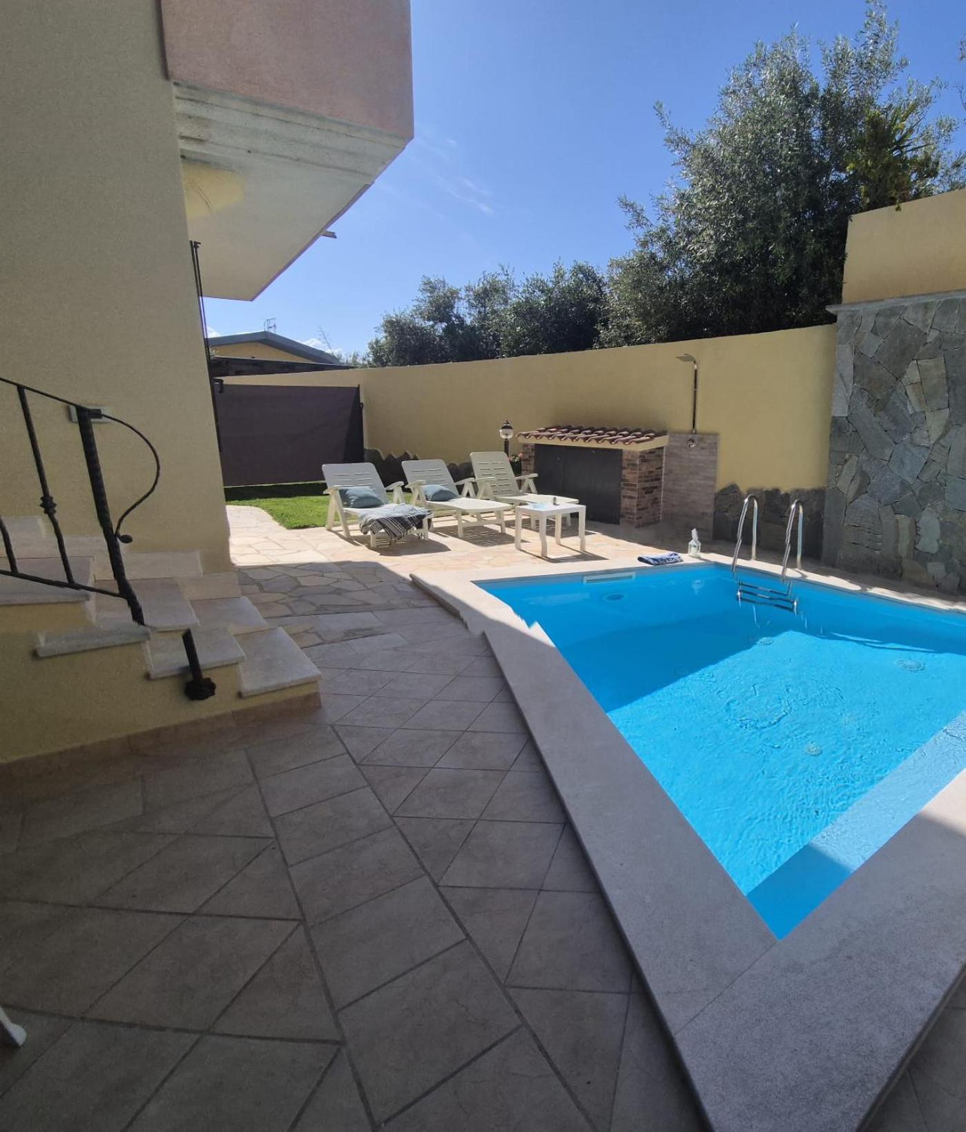 Exclusive Use Swimming Pool Available From June To September カリアリ エクステリア 写真