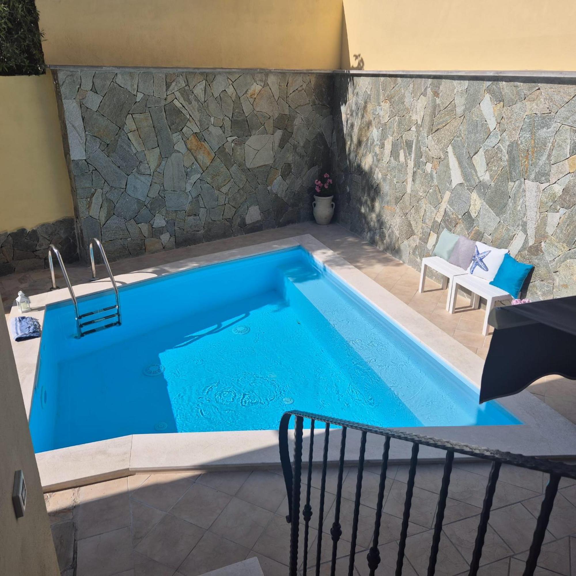 Exclusive Use Swimming Pool Available From June To September カリアリ エクステリア 写真