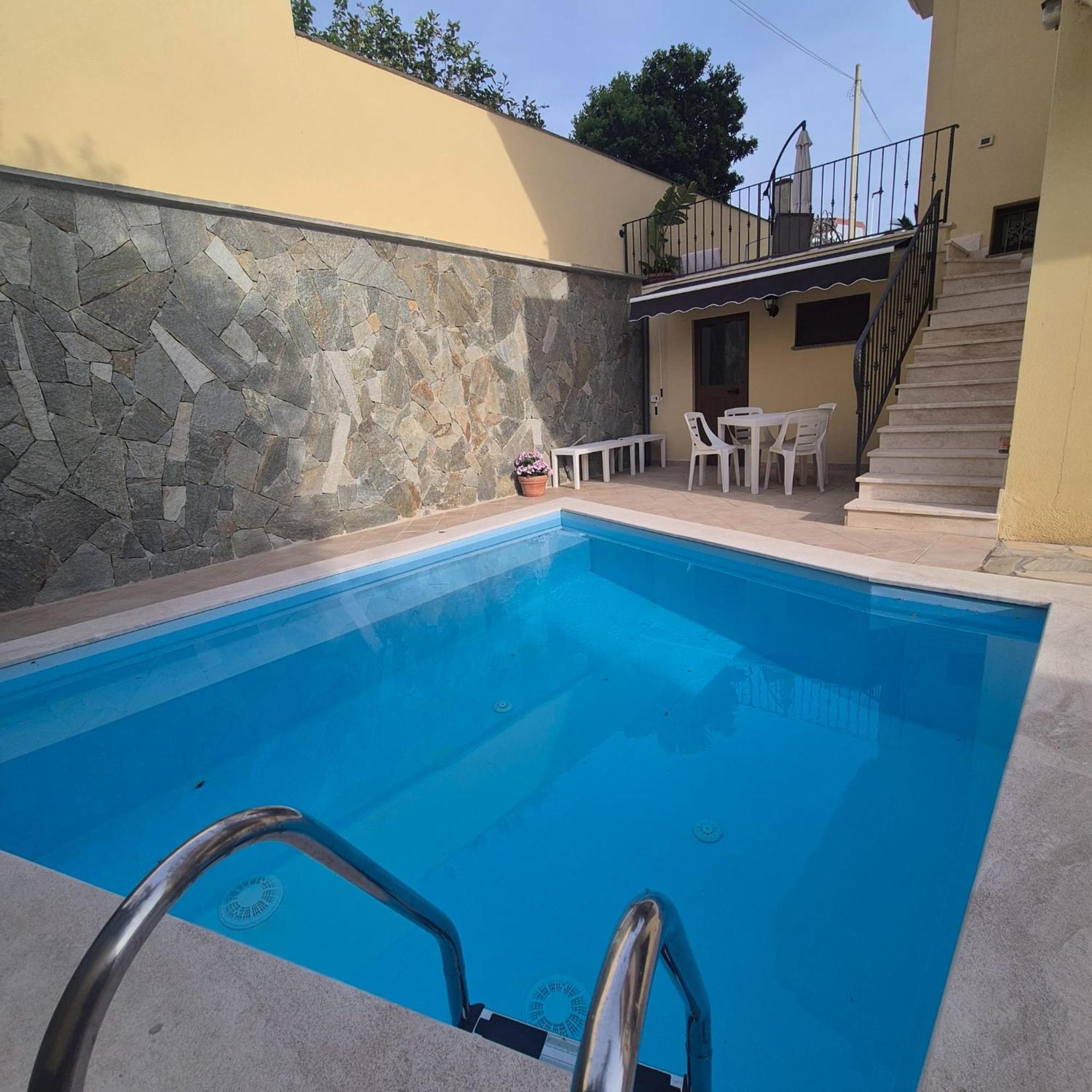 Exclusive Use Swimming Pool Available From June To September カリアリ エクステリア 写真