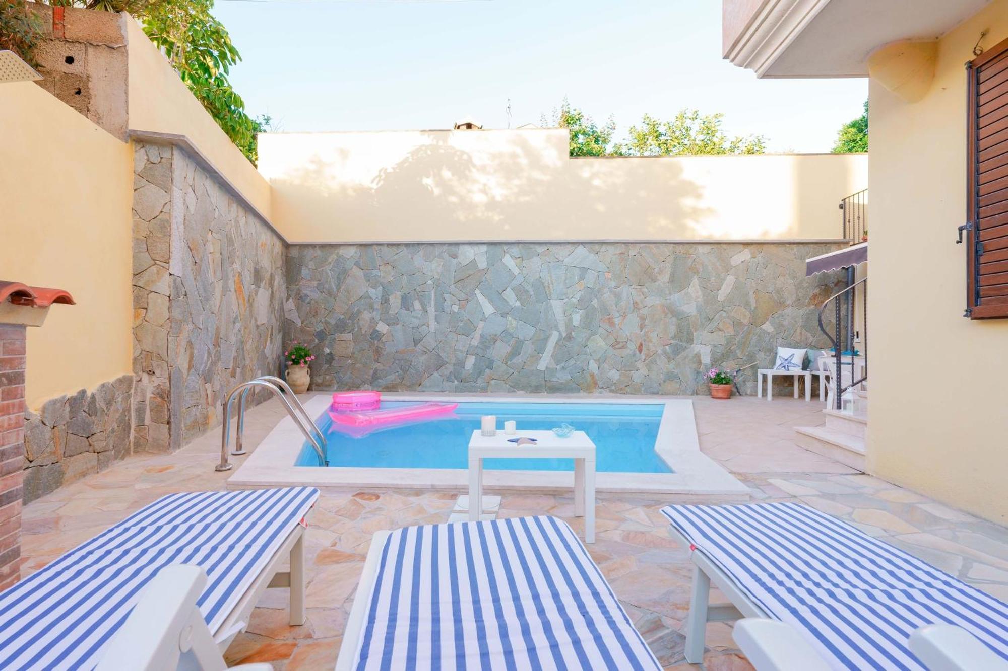 Exclusive Use Swimming Pool Available From June To September カリアリ エクステリア 写真